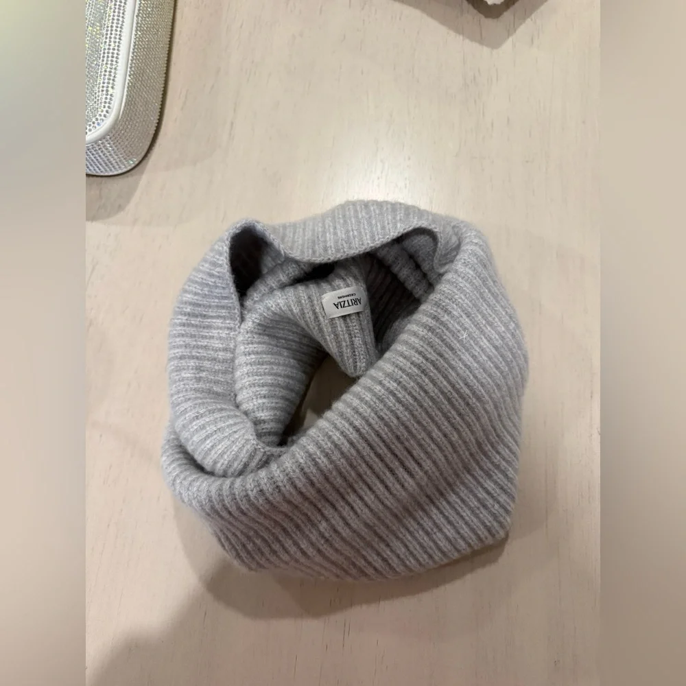 Aritzia Cashmere Rib Neck Warmer in Heather Chrome - Picture 2 of 3